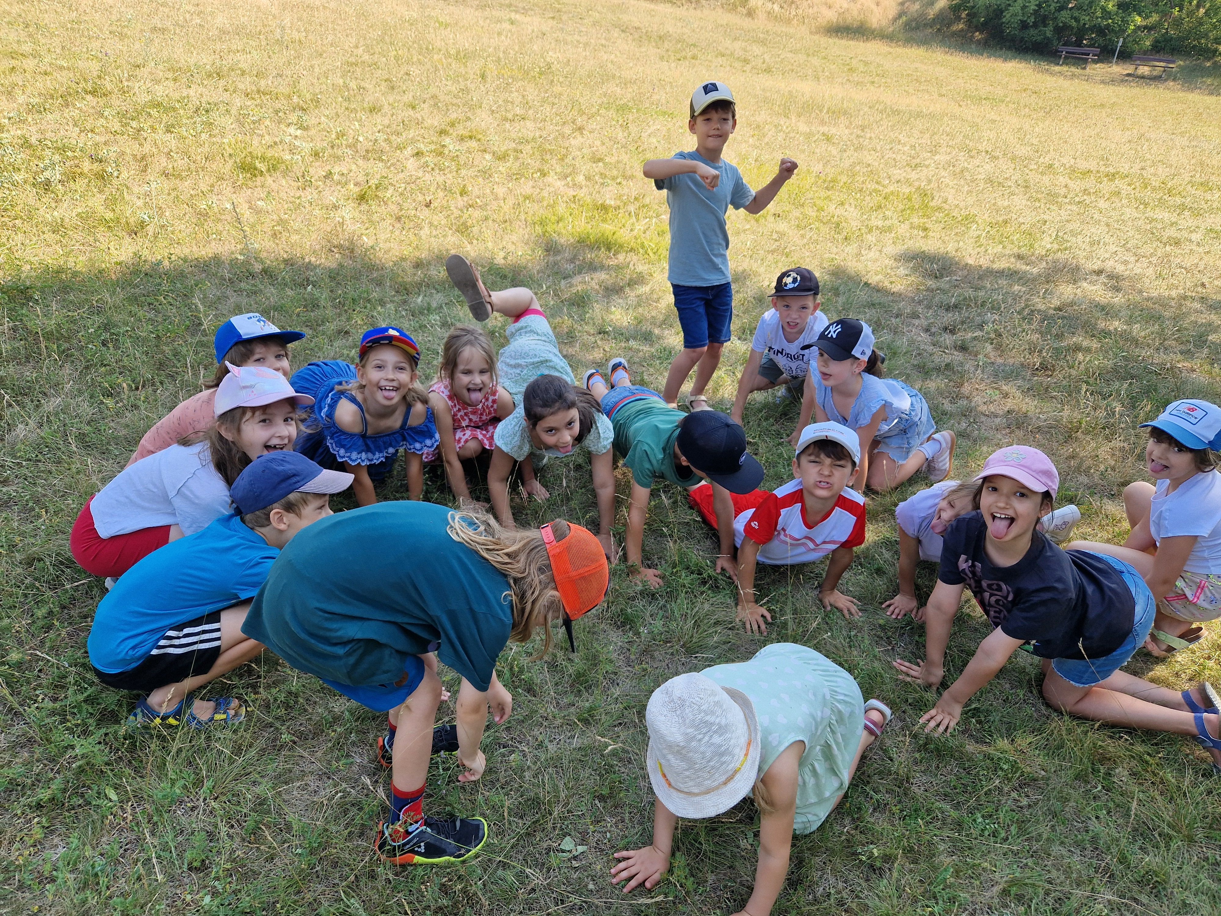 Kinder machen Pantomime