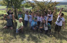Kindergruppe beim Landschaftspflegeeinsatz