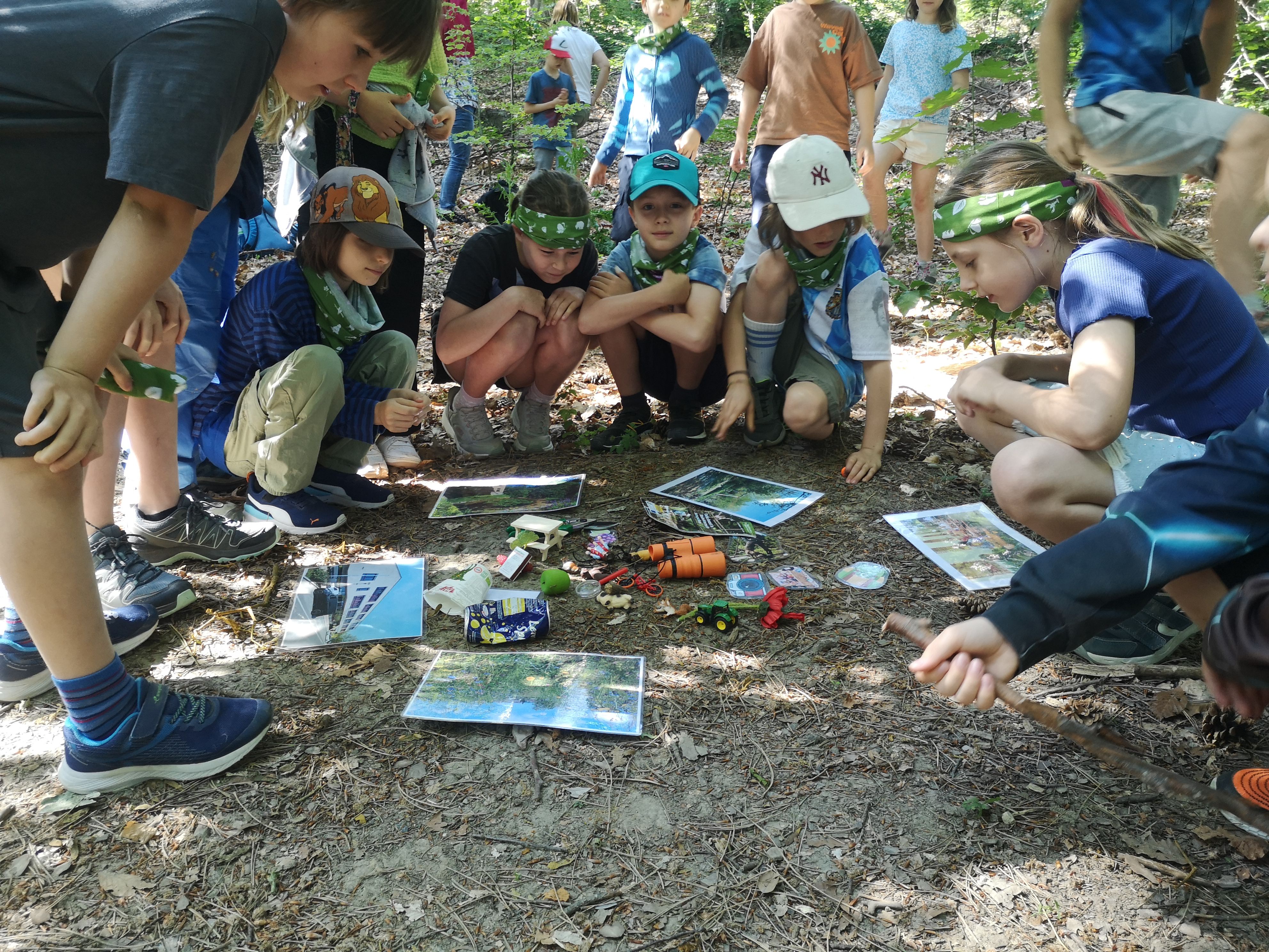 Kinder mit Naturpark-Gegenständen
