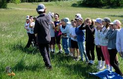 Kinder bekommen einen Gegenstand zur Pantomime gezeigt