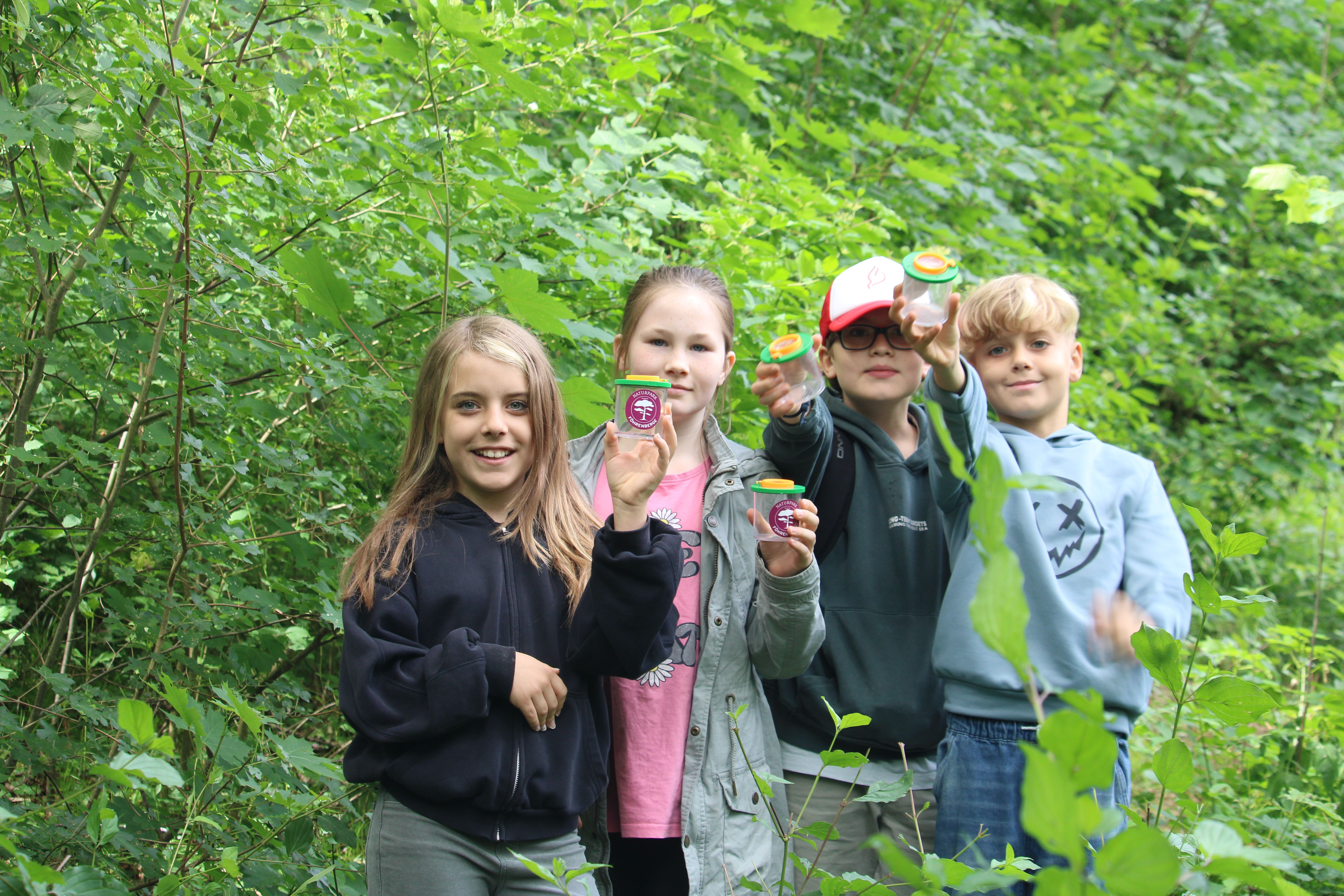 Kinder mit Becherlupe