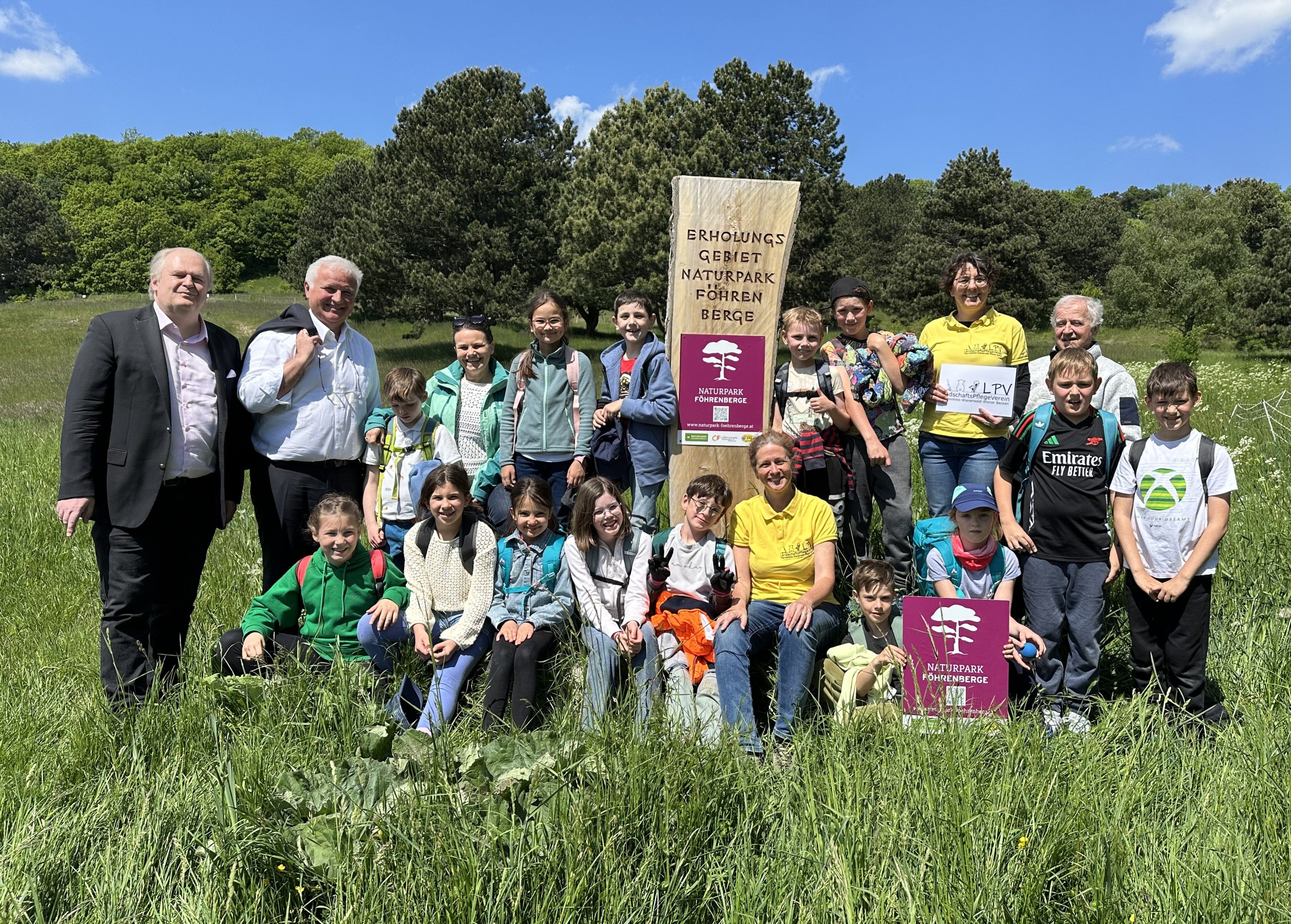 Gruppenfoto Schüler:innen, Bürgermeister Johannes Seiringer, Geschäftsführer des Naturparks Föhrenberge Markus Wildeis und Obfrau des Landschaftspflegevereins Irene Drozdowski 
