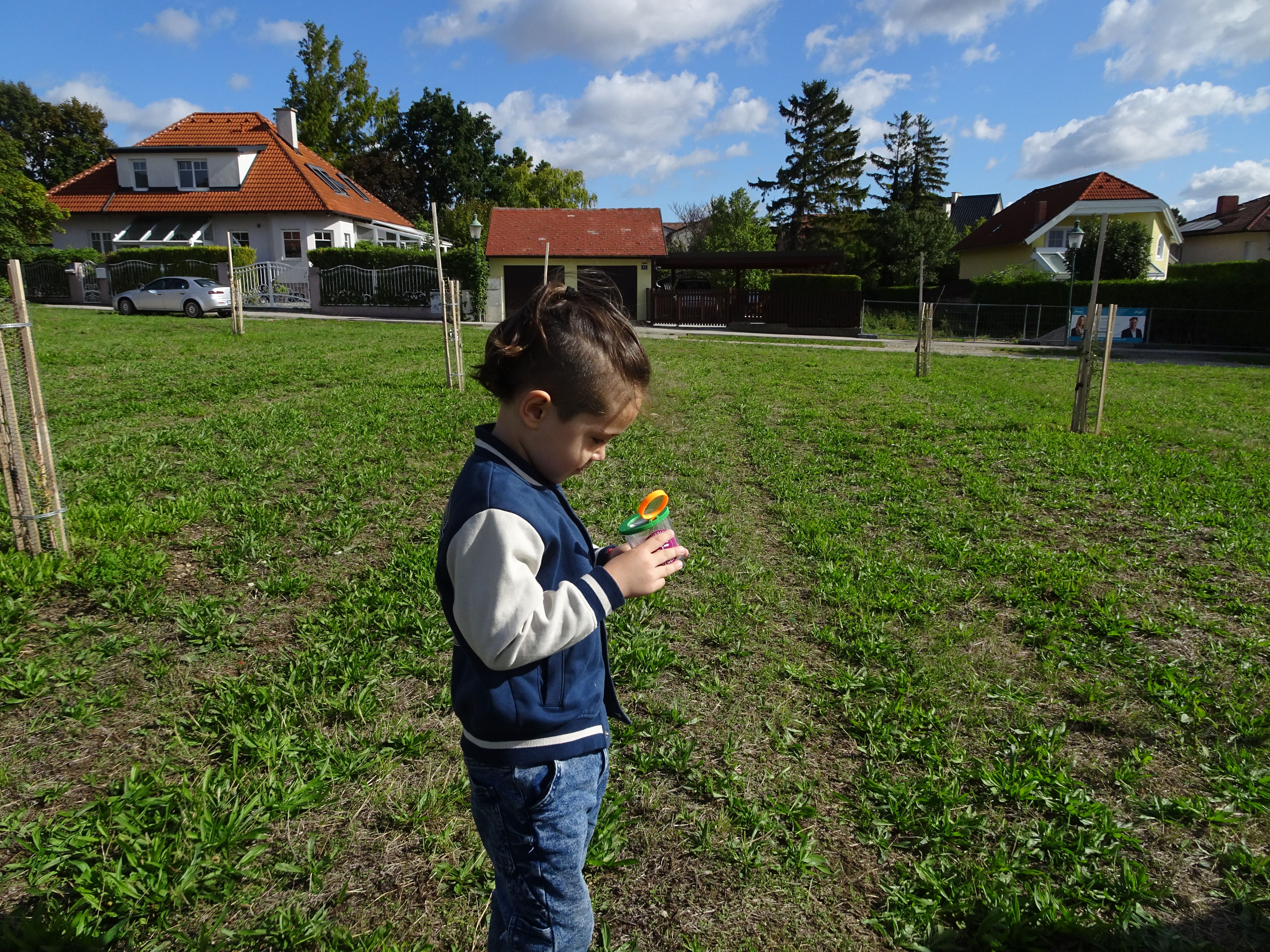 Kind mit Becherlupe