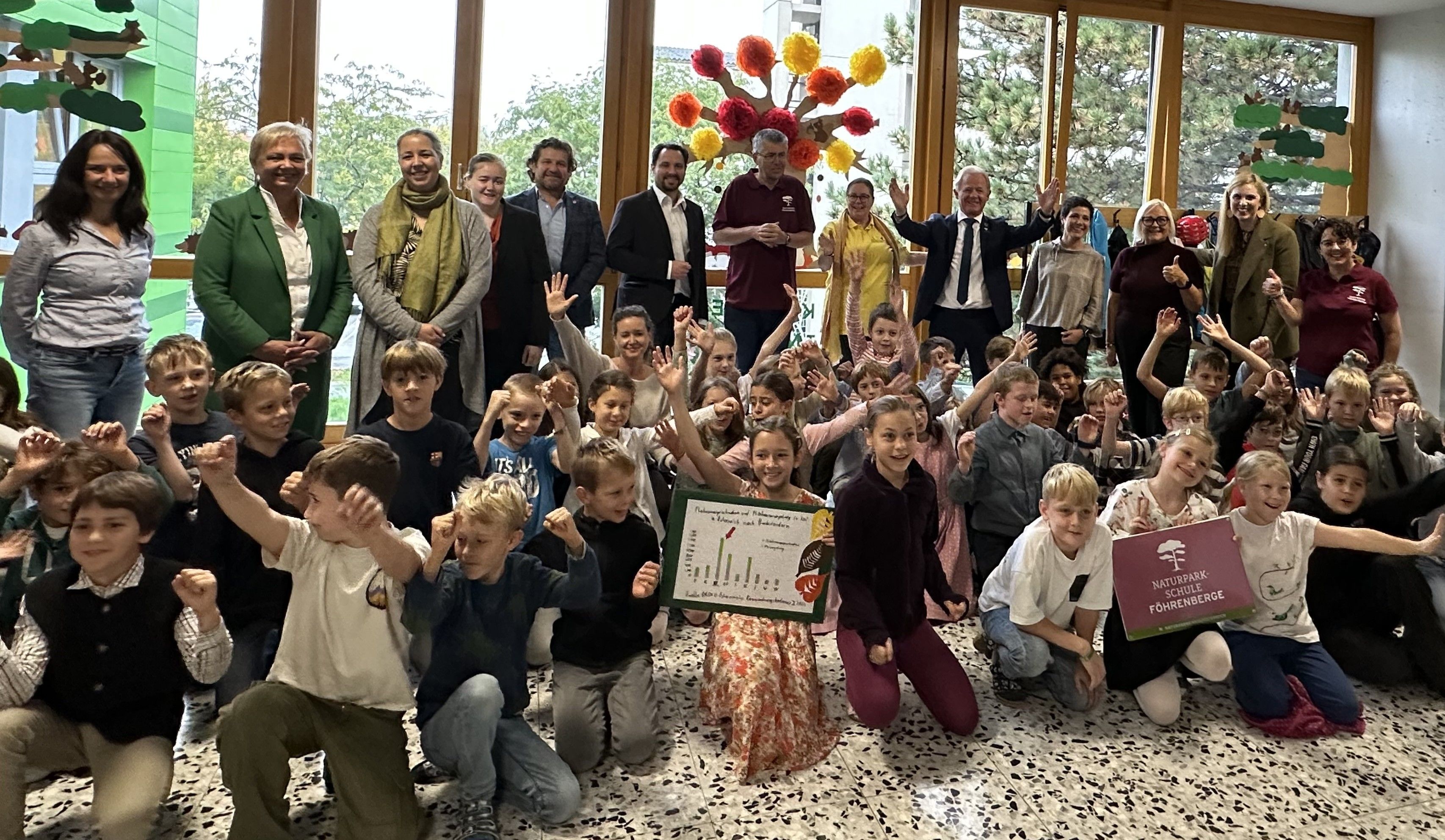 Gruppenfoto: Ehrengäste, Schüler:innen und Direktion