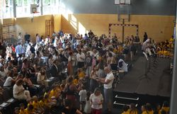 Reichlich Andrang bei der Prädikatisierungsfeier der VS Gumpoldskirchen - der Turnsaal ist bis zum letzten Centimeter voll.