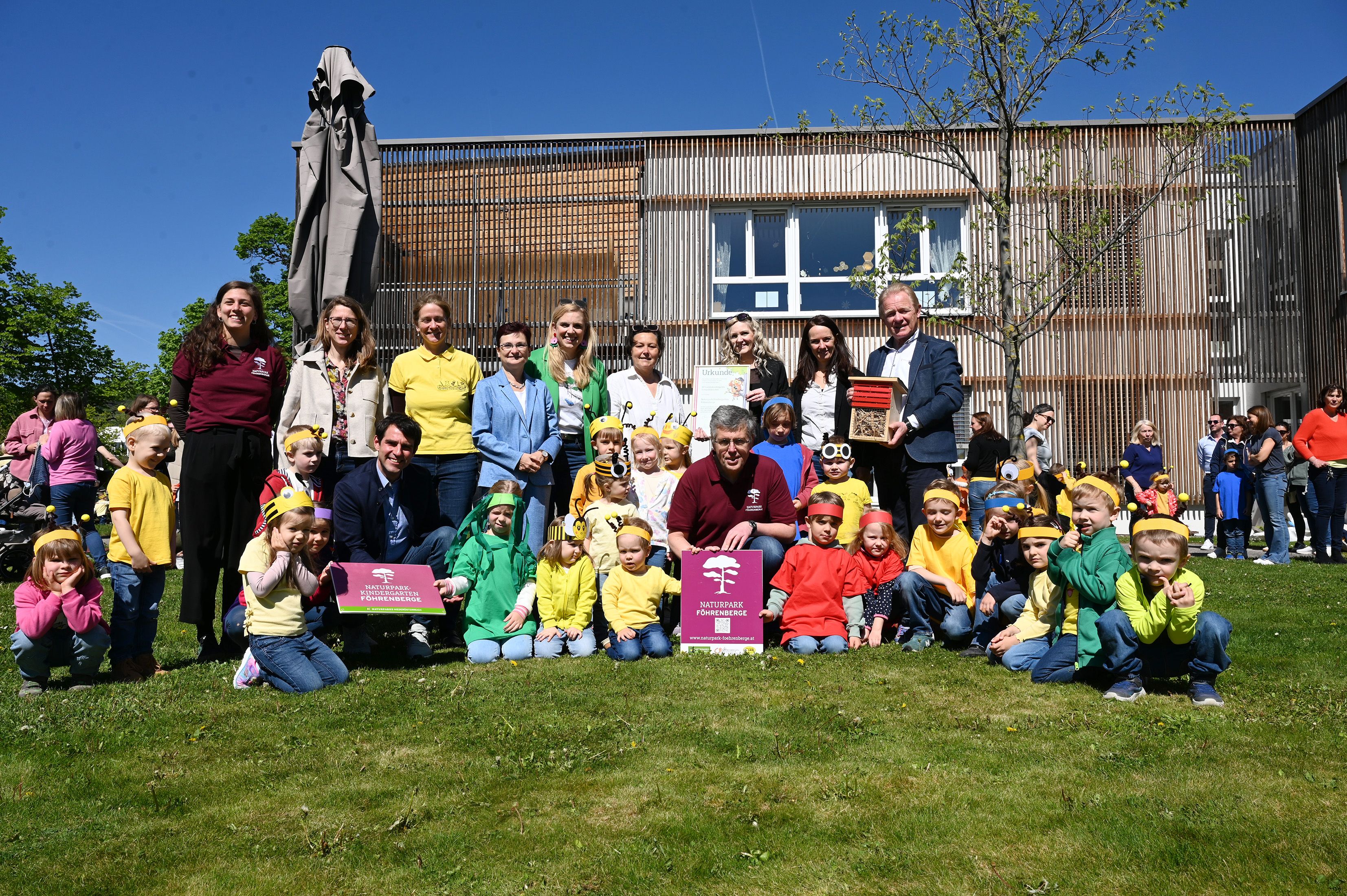 Gruppenfoto mit (v.l.n.r.) Sarah Leischner (Projektleitung Bildung NuP Föhrenberge), Gemeinderätin Maria von Balthazar,  Thomas Rupp (Verein Naturparke Niederösterreich), Irene Drozdowski (Landschaftspflegeverein, Projektleitung Naturschutz NuP Föhrenberge, Bürgermeisterin Dagmar Händler, Abgeordnete zum NÖ Landtag Marlene Zeidler-Beck (in Vertretung von Landeshauptfrau Johanna Mikl-Leitner), geschäftsführende Gemeinderätin Margit Möstl-Frais, Martin Schuster (Obmann des Naturparks Föhrenberge), Kindergartenleitung Claudia Fock, Julia Friedlmayer (Geschäftsführerin des Verbands Naturparke Österreich), Abgeordneter zum NÖ Landtag Peter Gerstner (in Vertretung von Landesrätin Susanne Rosenkranz)