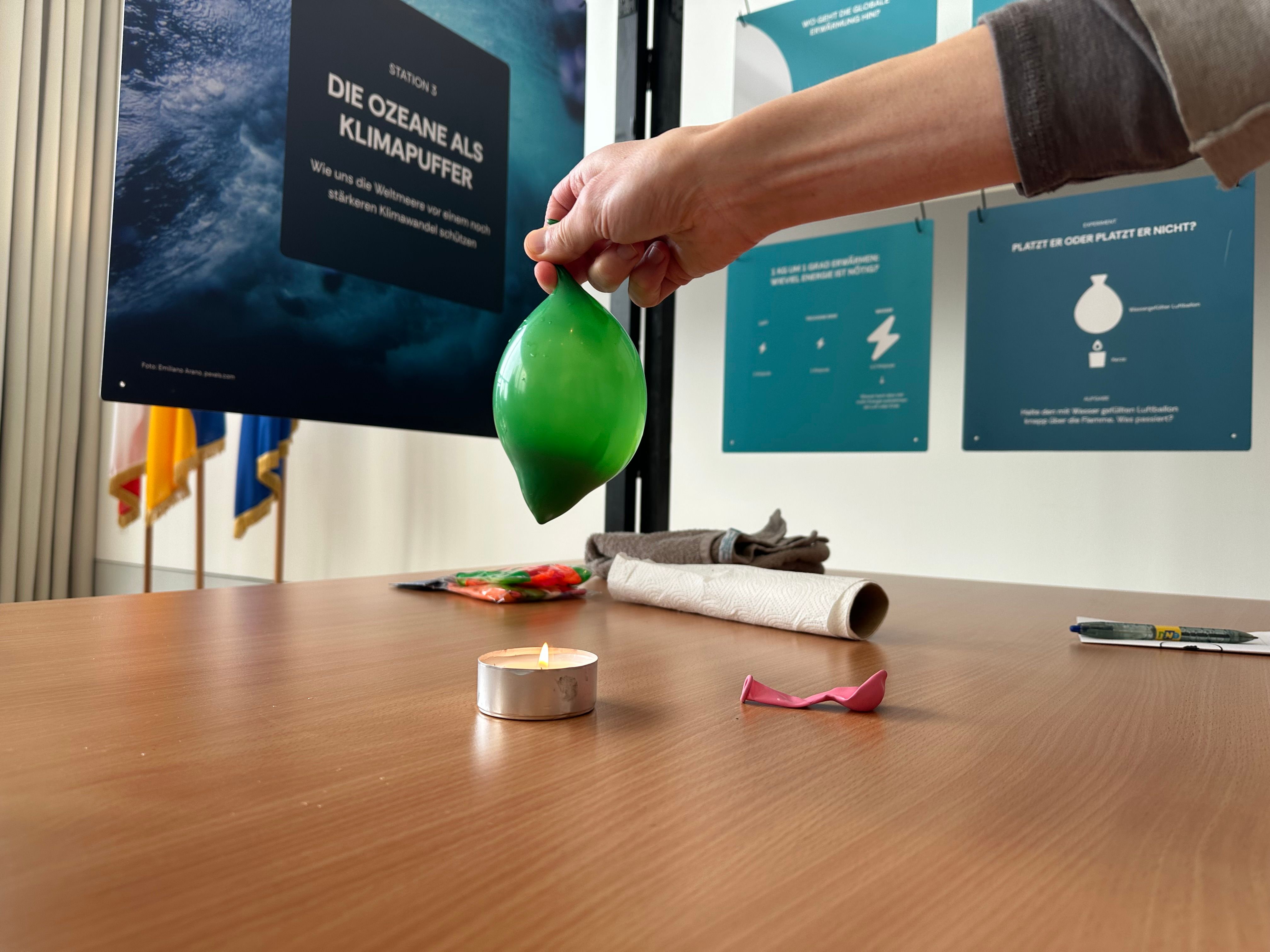 "Kann Wasser mehr Wärme speichern als Luft?" - Experiment mit Wasser gefülltem Luftballon und Kerze
