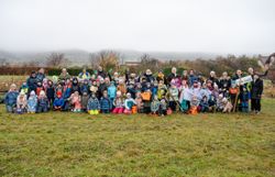 M. Wildeis (GF NuP Föhrenberge), R. Würflinger (Generalsekretär Blühendes Österreich), I. Drozdowski (Obfrau Landschaftspflegeverein), M. v. Blathazar (UGRin Gumpoldsk.), D. Händler (Bgm.in Gumpoldsk.)Gruppenfoto mit Schüler:innen, Lehrer:innen, Naturvermittler:innen, M. Wildeis (GF NuP Föhrenberge), R. Würflinger (Generalsekretär Blühendes Österreich), I. Drozdowski (Obfrau Landschaftspflegeverein), M. v. Blathazar (UGRin Gumpoldsk.), D. Händler (Bgm.in Gumpoldsk.),  I. Hammer (Leiterin KiGa Bahng.), Stefan Weinlich (Vertriebsdir. BILLA)