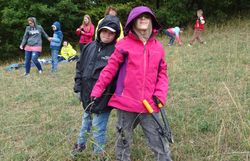 Kinder posieren mit Astschere